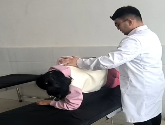 经过一个疗程的治疗,这位12岁的小女孩脊柱侧弯角度由原来的19°调整