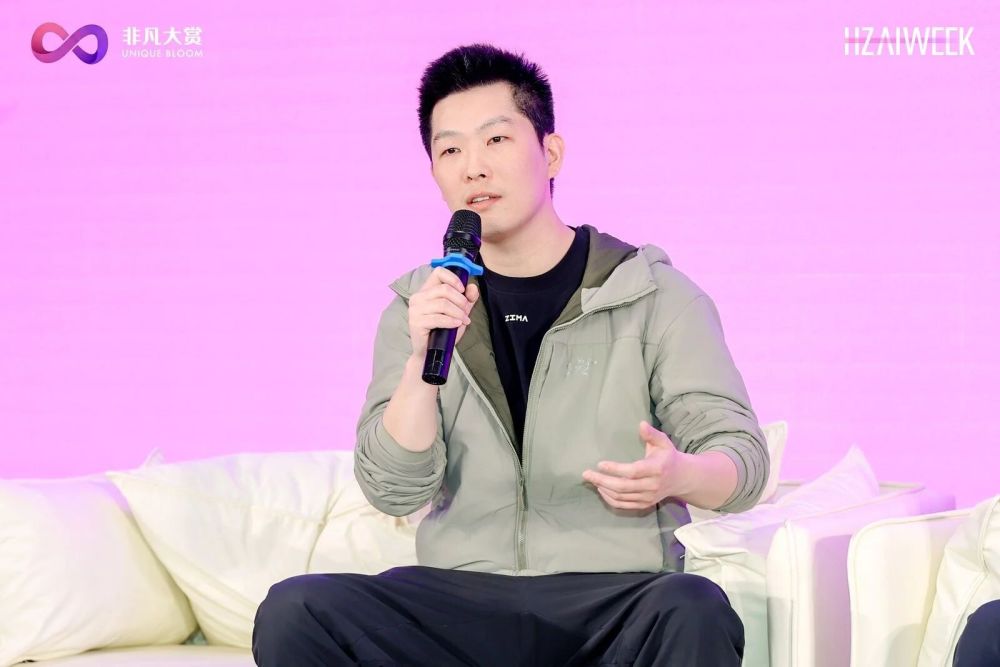 物理世界还没被AI攻克，但人已经先被改造了 · 原文图片 1