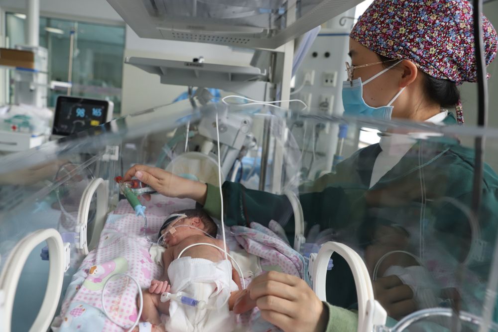 体重990克早产儿经45天紧急救护平安出院