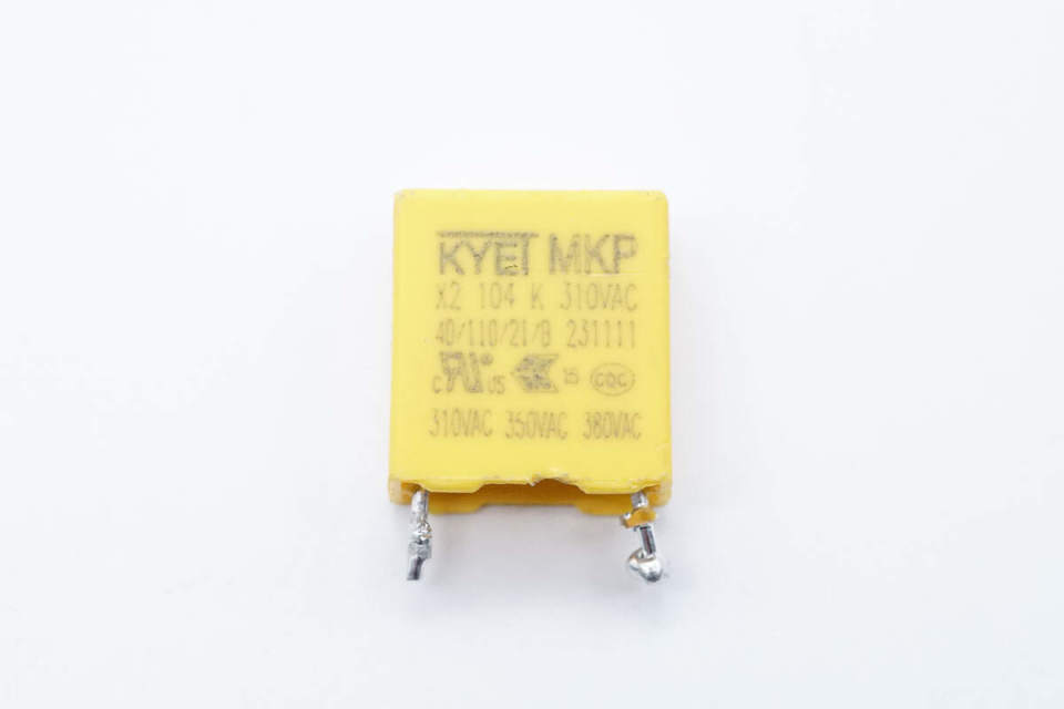 左上方焊接整流桥,右侧焊接氮化镓合封芯片,反馈光耦和同步整流控制器