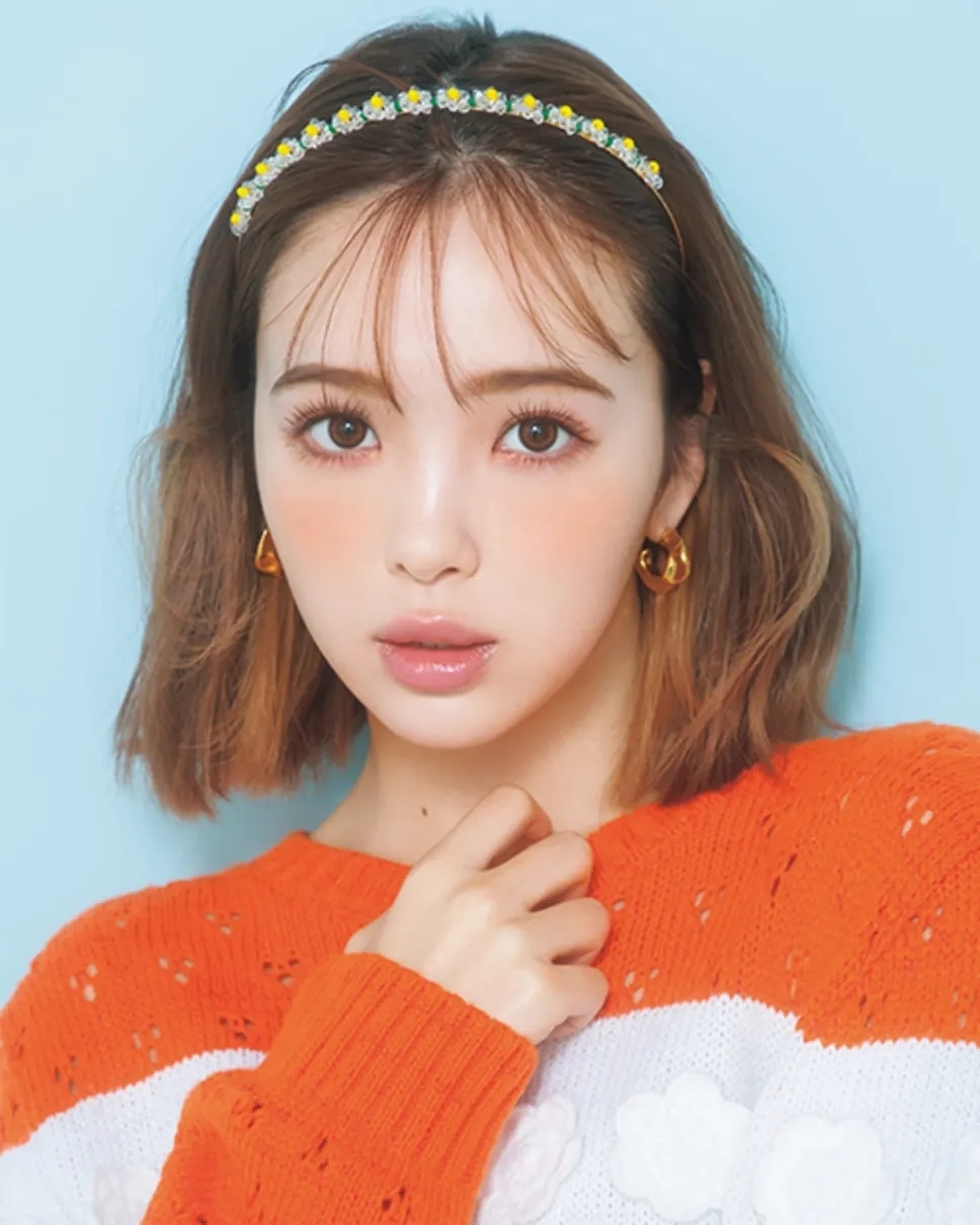 充满了活力的感觉,很适合年轻可爱的女生,轻松打造元气女孩的妆容!