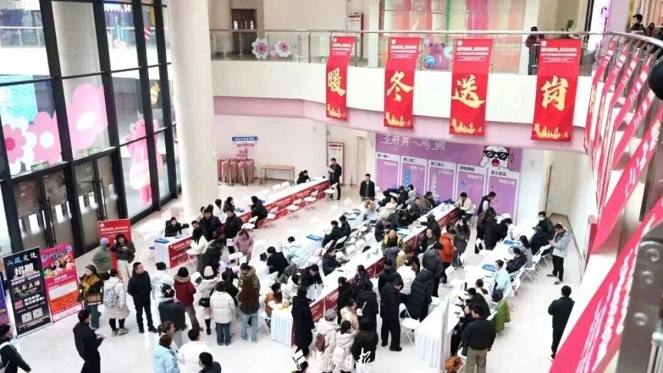 端稳就业“饭碗”夯实民生“底线”——看临汾市如何激活创业就业“一池春水”就业，一头连着万家灯火，一头连着发展大局。2025年以来，临汾市人社局将“创业就业专项行动”落到实处、做到细处，坚持以创新破题、服务升温、实效作答，让创业就业的活水在平阳大地汩汩流动。截至2025年底临汾市发放各类创业就业补贴1.79亿元，惠及1.88万人次；全市城镇新增就业56418人，完成省定目标任务的120.04%，位列