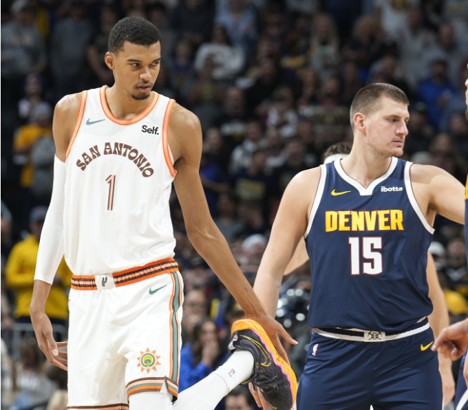 26米的文班亚马对决,虽然约基奇在身高与臂展上处于劣势,但约基奇的