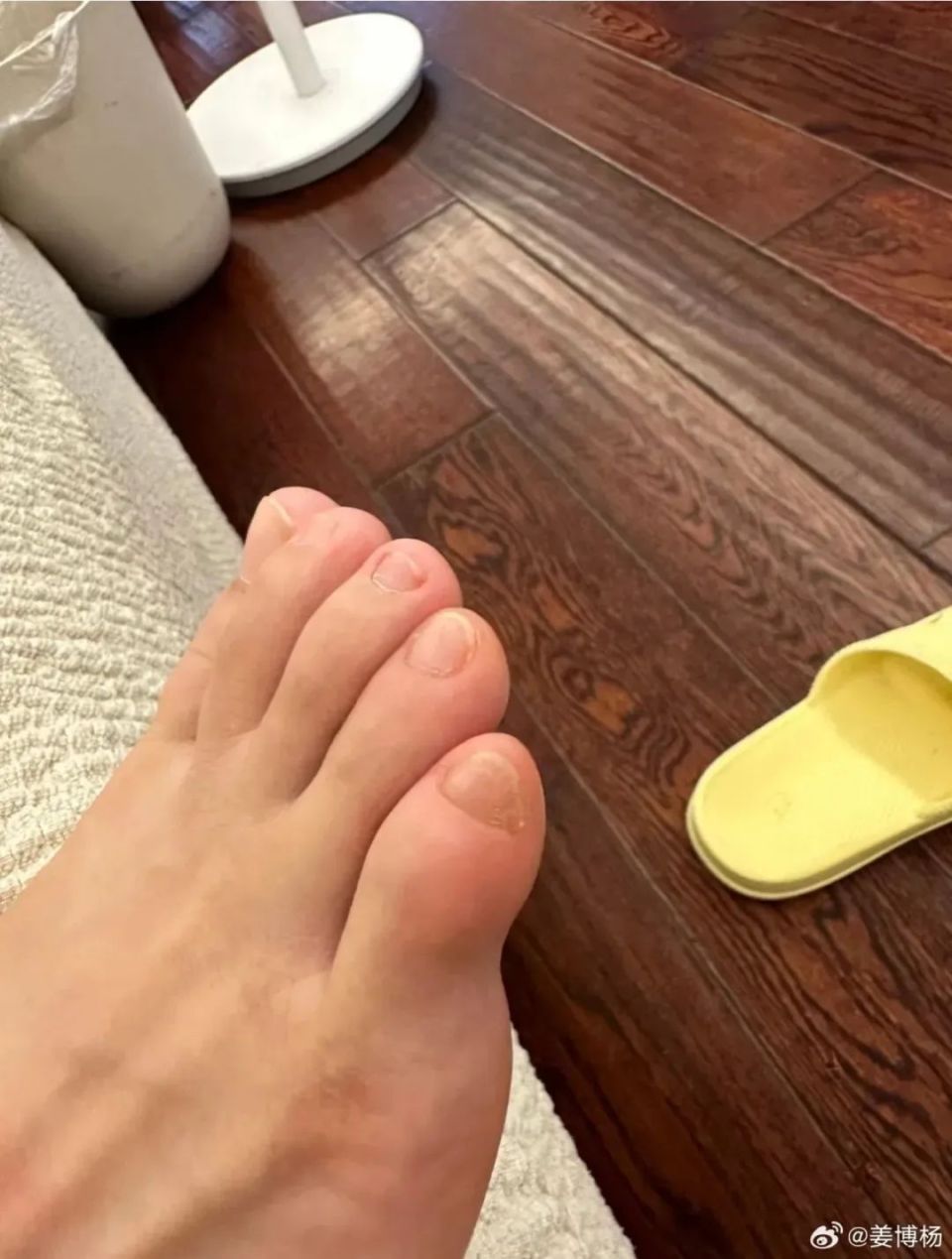 真的假的?据说小脚趾甲分两瓣的,是纯种汉族血统?