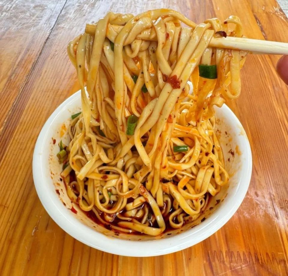 红油汤底味道十足麻辣的味道在舌尖打架而面条的口感更筋道吃完酣畅