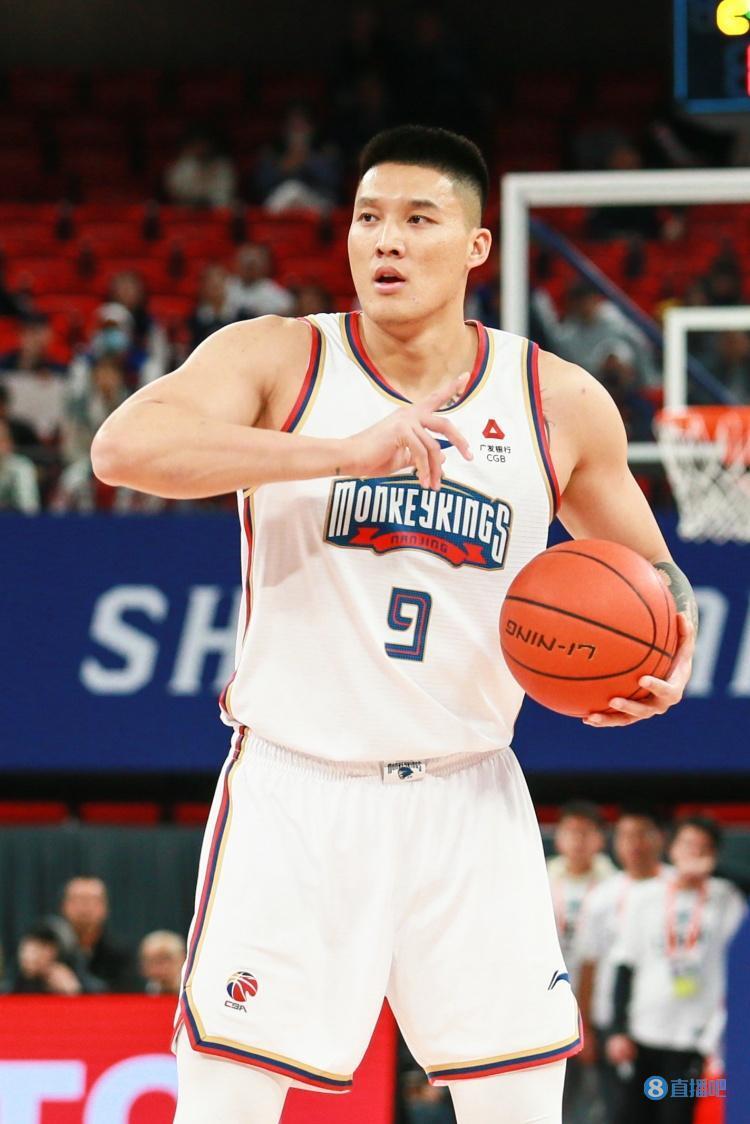 曾繁日贡献关键暴扣 7投6中砍下15分8篮板5助攻