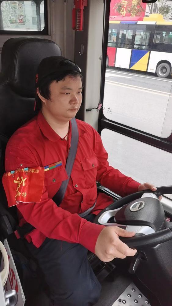 乘客丢失电脑包广州公交车长捡到及时归还