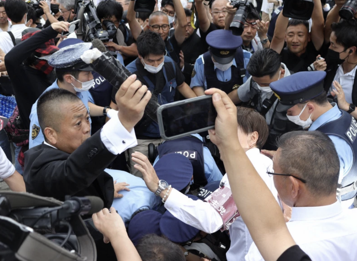 安倍被枪杀一周年祭典，数名男子疑“持枪”接近献花台被制服到底是什么意思-313啦实用网