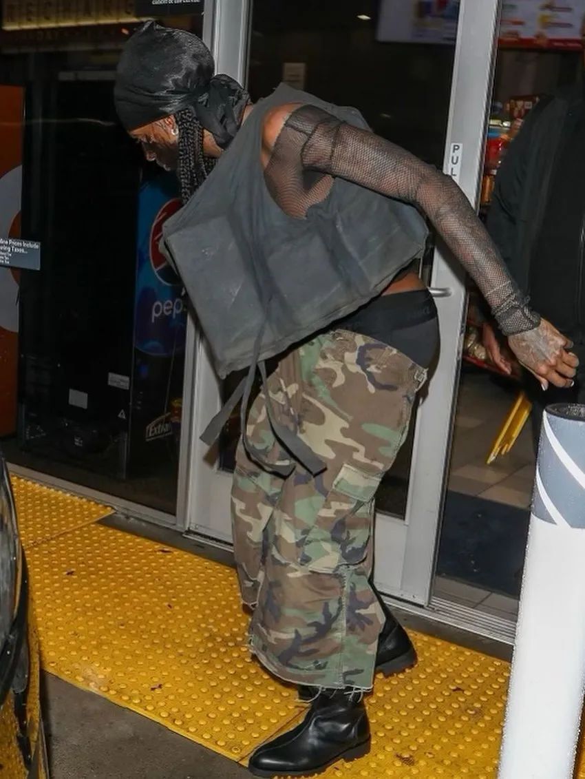 的录音室,穿着 balenciaga 解构皮衣搭配了 joshua jamal 的迷彩裤,让