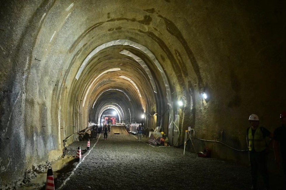 瑞梅铁路首座3公里以上隧道顺利贯通