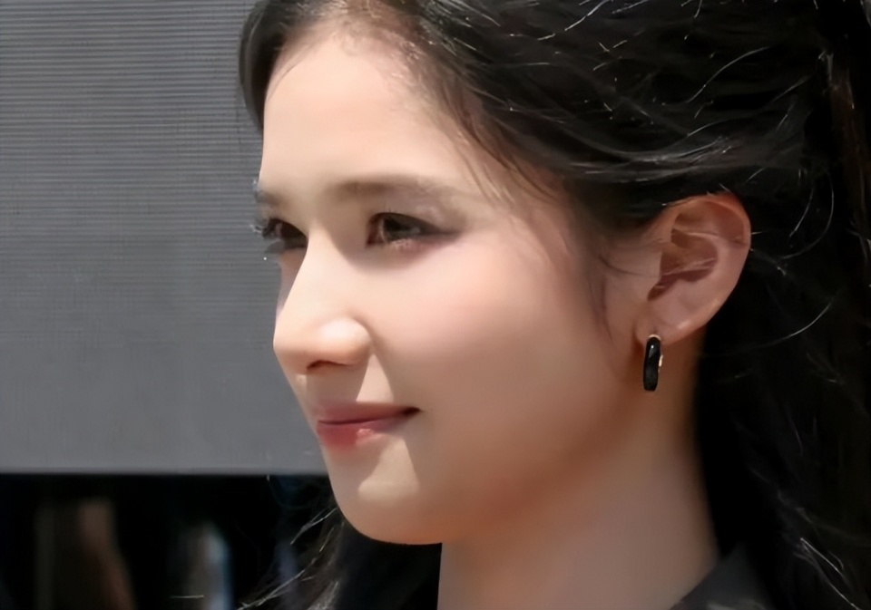 很多人觉得迅猛龙不适合高眉弓的原因是她额头太高了,但这不是主要