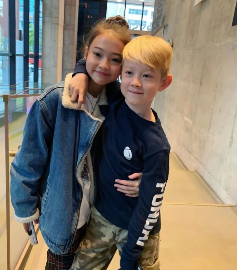 还记得被jennie搂着的小女孩吗?这叫长残了?