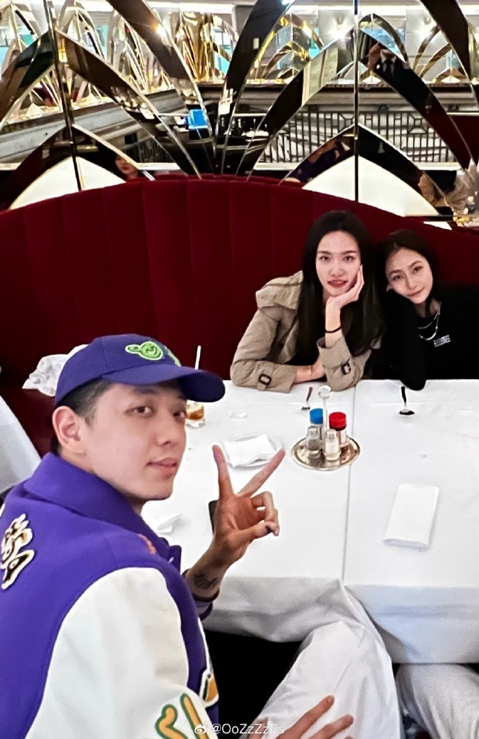 沈梓捷女友配文写道:"朋友圈系列の新的一年从好好吃喝15开始.