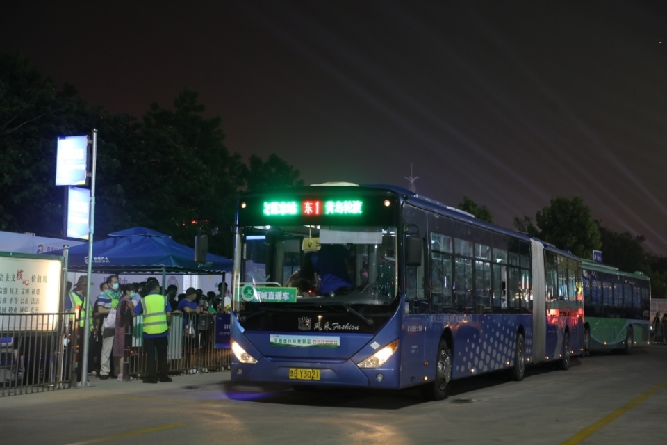 去西海岸"嗨啤"放心乘公交!真情巴士全力做好啤酒节交通保障