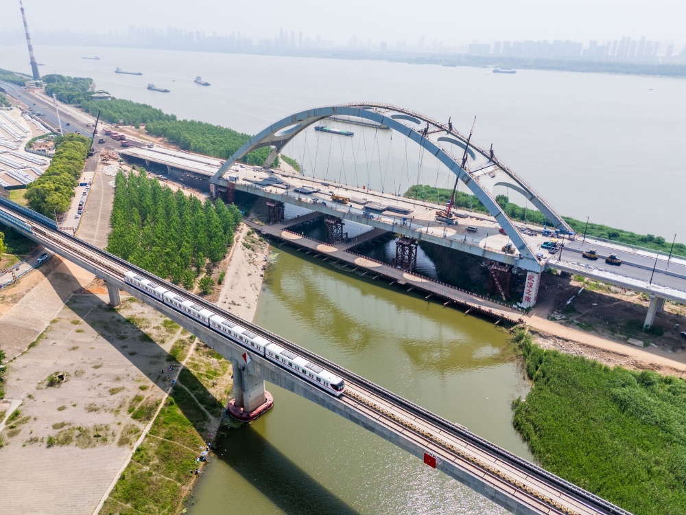 提前两个月完成建设目标,左岸大道长河段全线贯通