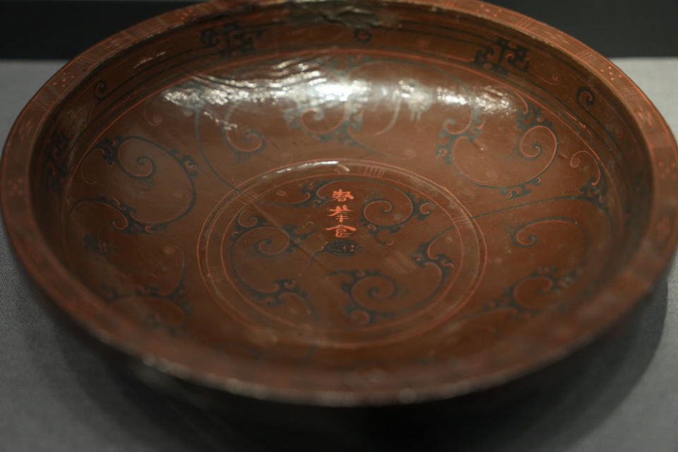 "漆器上的君幸食君幸酒等字样,就是请您吃好喝好的意思,这是两