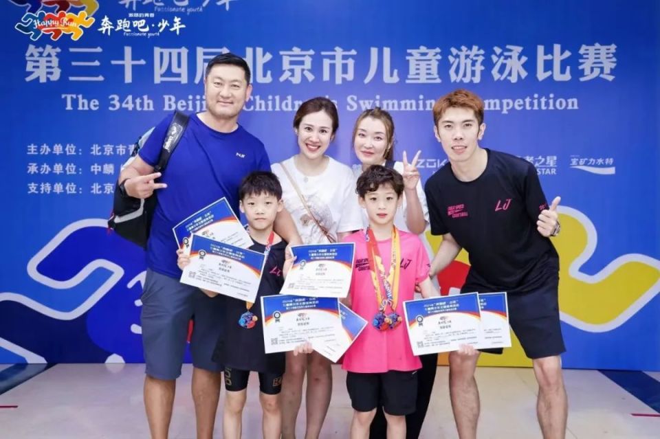 与传统少儿游泳赛事不同,这次比赛场地选择模式,充分体现了体教结合