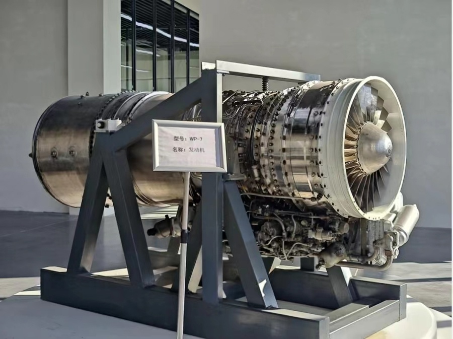 2013年,李健和几个航空发烧友一起,拿退役的"歼六"发动机来研究,看看