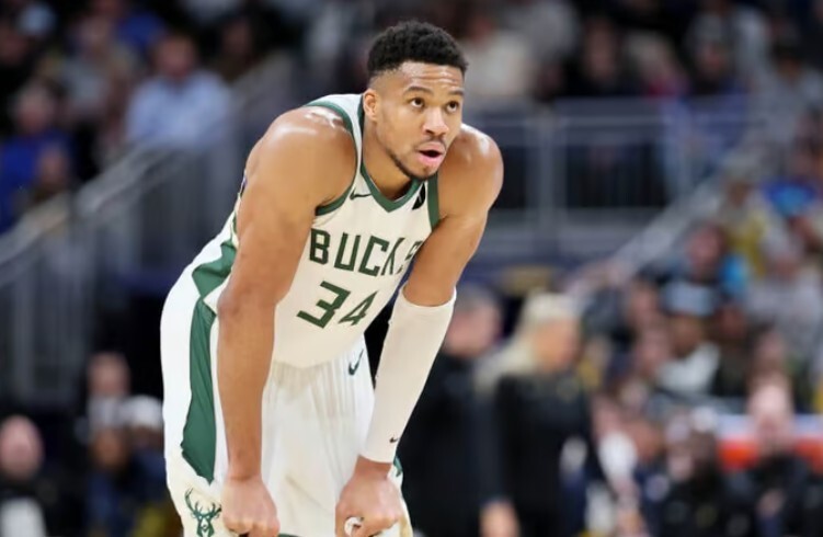 字母哥在4月9日对阵波士顿凯尔特人队的比赛中左比目