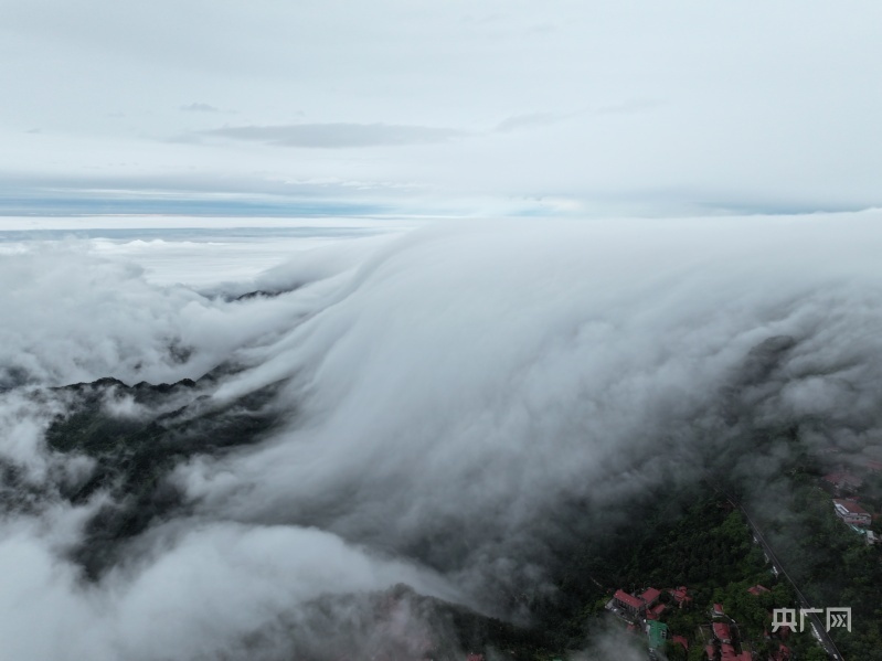 壮观!江西庐山现磅礴壮阔瀑布云