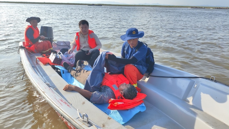 岳阳华容团洲垸排涝志愿者中暑晕倒,危化救援湖南队用冲锋舟紧急送医