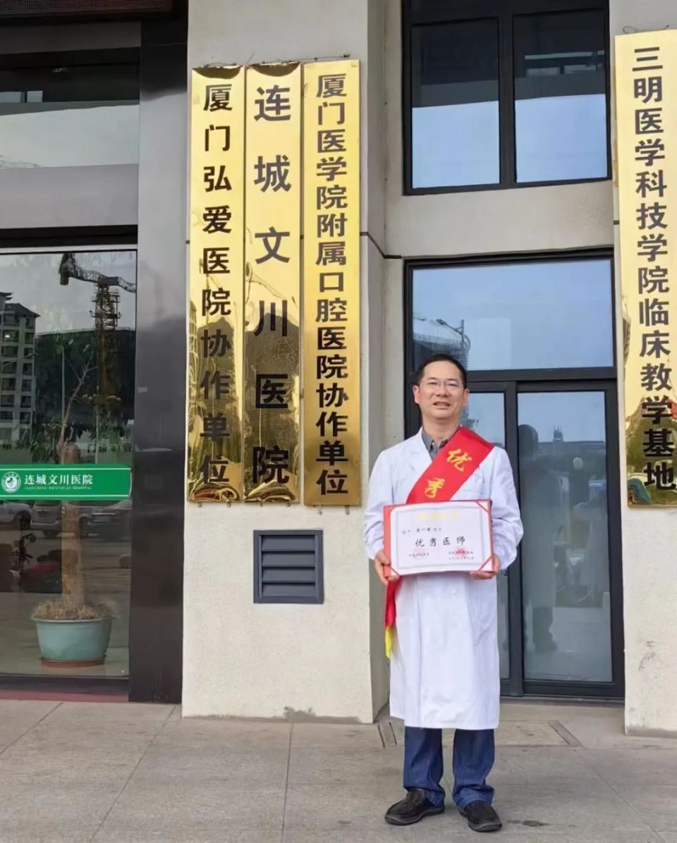 同时,他通过"师带徒",推荐本土医生赴厦门免费进修等方式,培养了一批