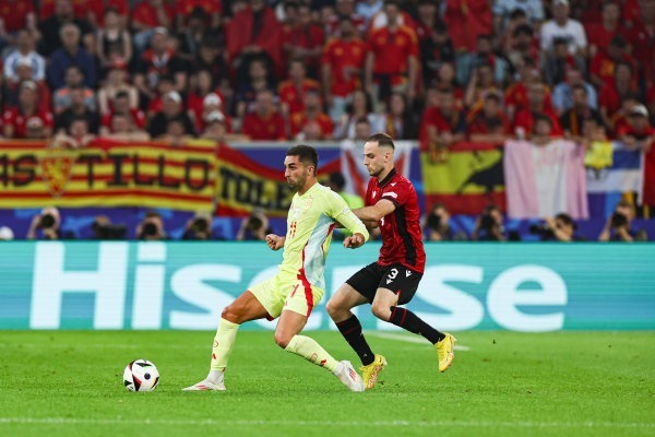 金童转世!费兰-托雷斯破门西班牙第1晋级,站广告牌上庆祝君临天下