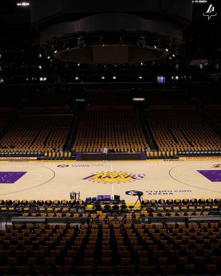 湖人官方晒出球队主场氛围,球馆每个座位上都配有金黄色t恤,上面标有