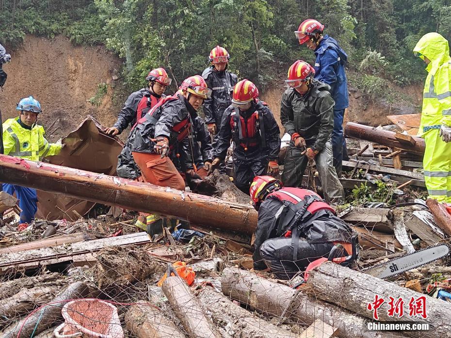 广西龙胜突发山洪泥石流灾害 消防救援人员赶赴现场救援