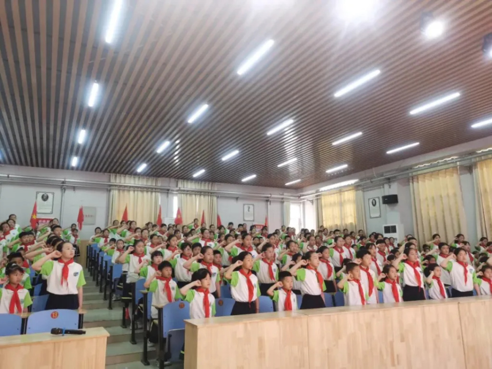 红领巾爱祖国,争做新时代好队员——西关小学举行少先队新队员入队