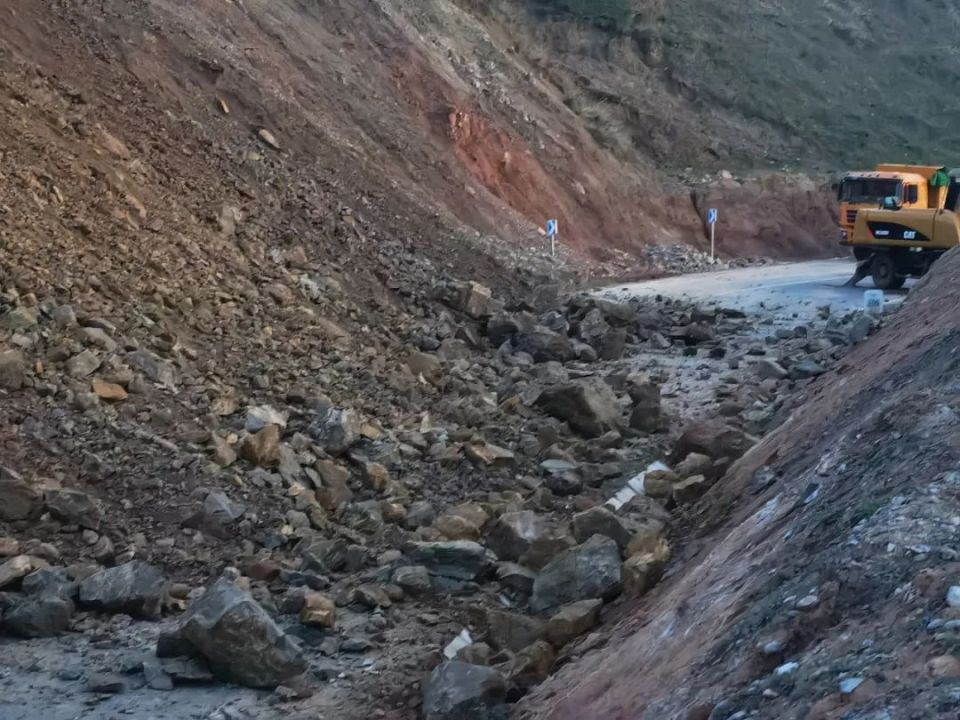 5月28日晚20时许,s101省道乌苏辖区k309处发生山体滑坡,道路双向交通