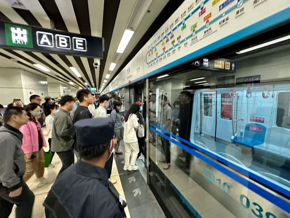 一个多月北京地铁还通过行车组织优化,缩短10号线双井站乘客候车时间