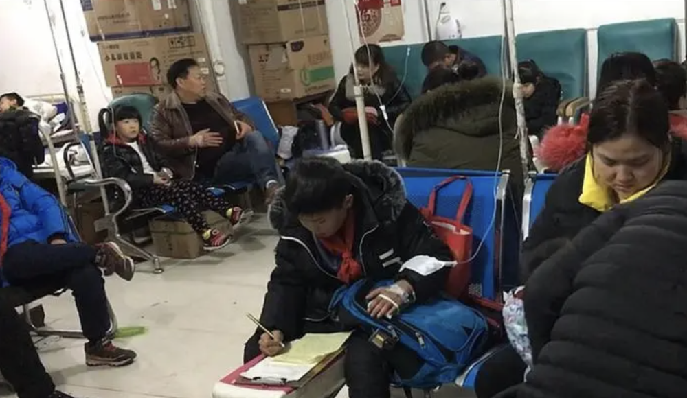 评论11孩子边输液边写作业引争议弦外之音是什么