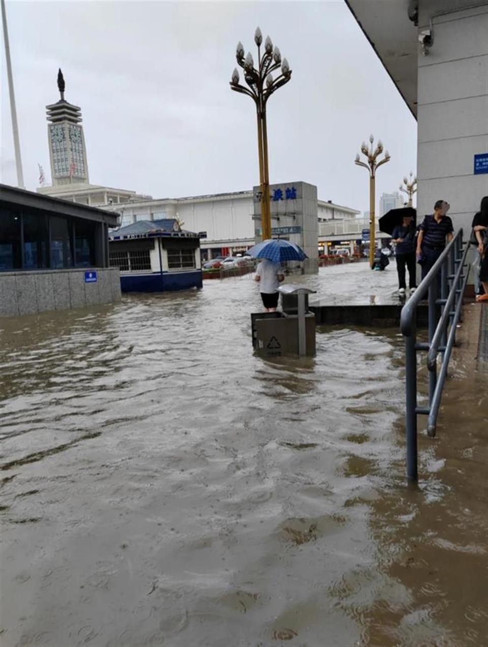 长沙暴雨后岳麓山橘子洲均紧急闭园,地铁站积水两条线路停运,应急局