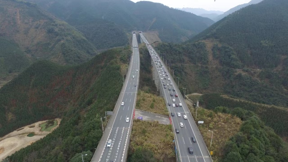 根据往年端午假期车流情况,预计京珠北高速日均出口车流量约1.