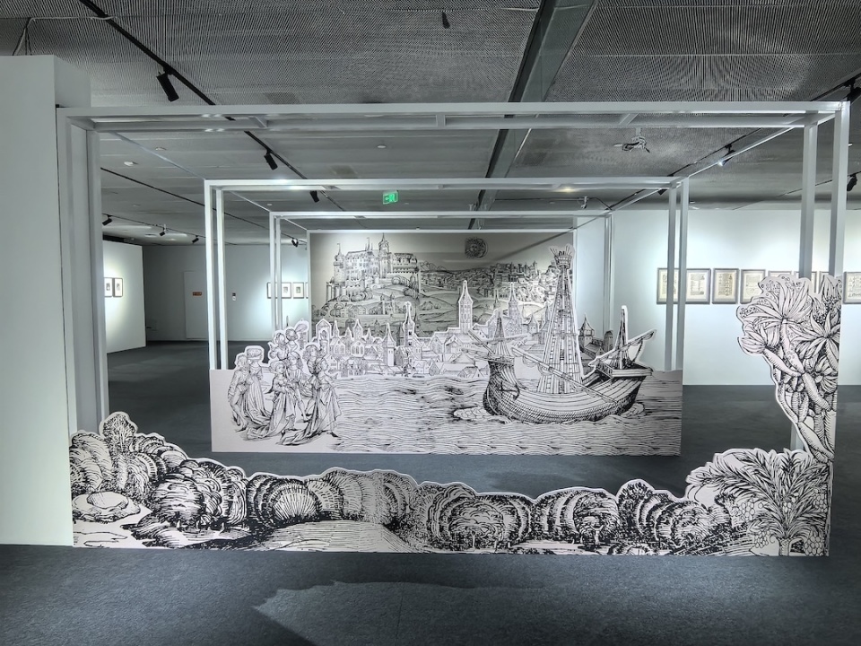 开幕现场,策展人,中央美术学院教授康剑飞为现场观众进行了媒体导览.