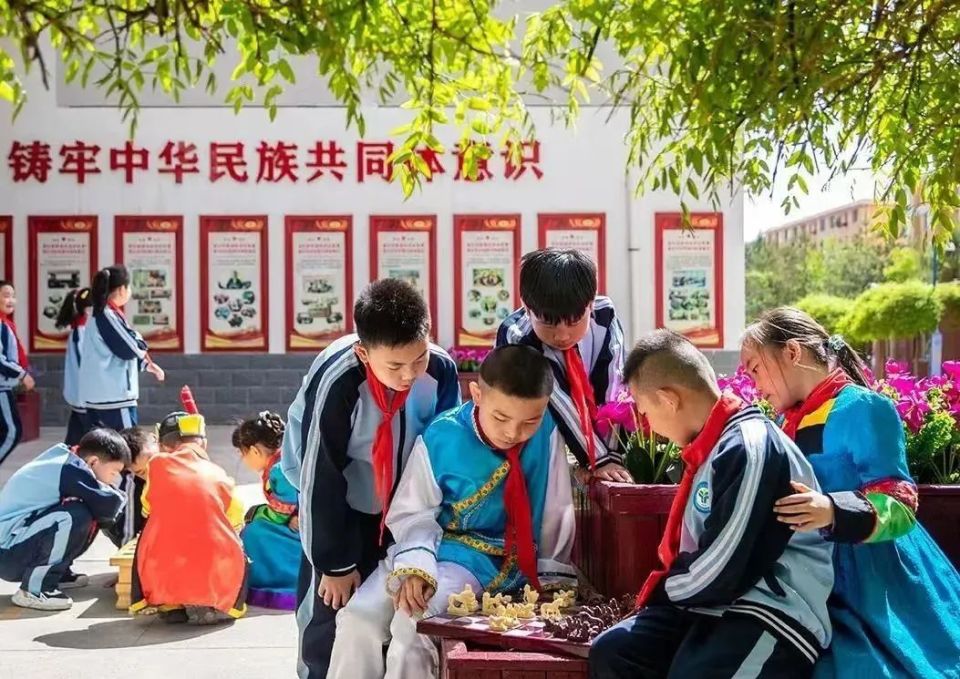 在呼和浩特市民族实验学校,铸牢中华民族共同体意识的教育更多的是用