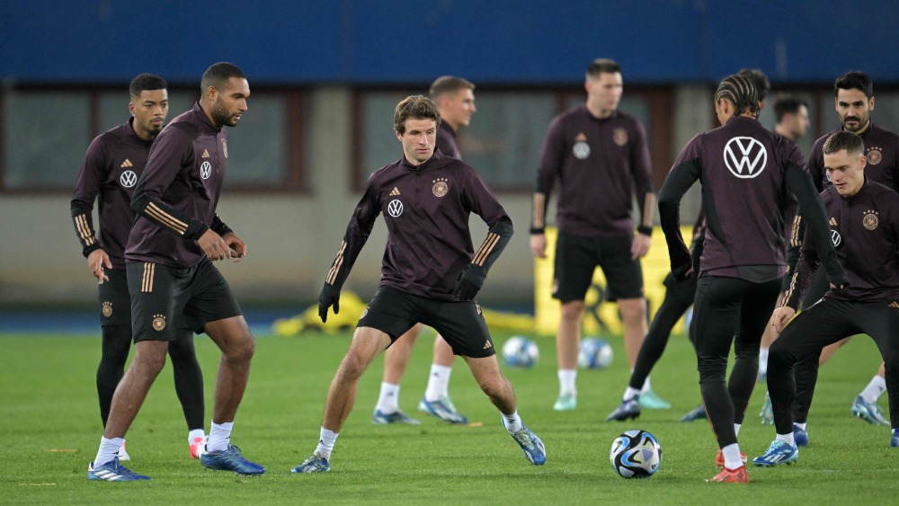 新华社/法新11月20日,德国队球员基米希(左)在训练中.新华社/法新