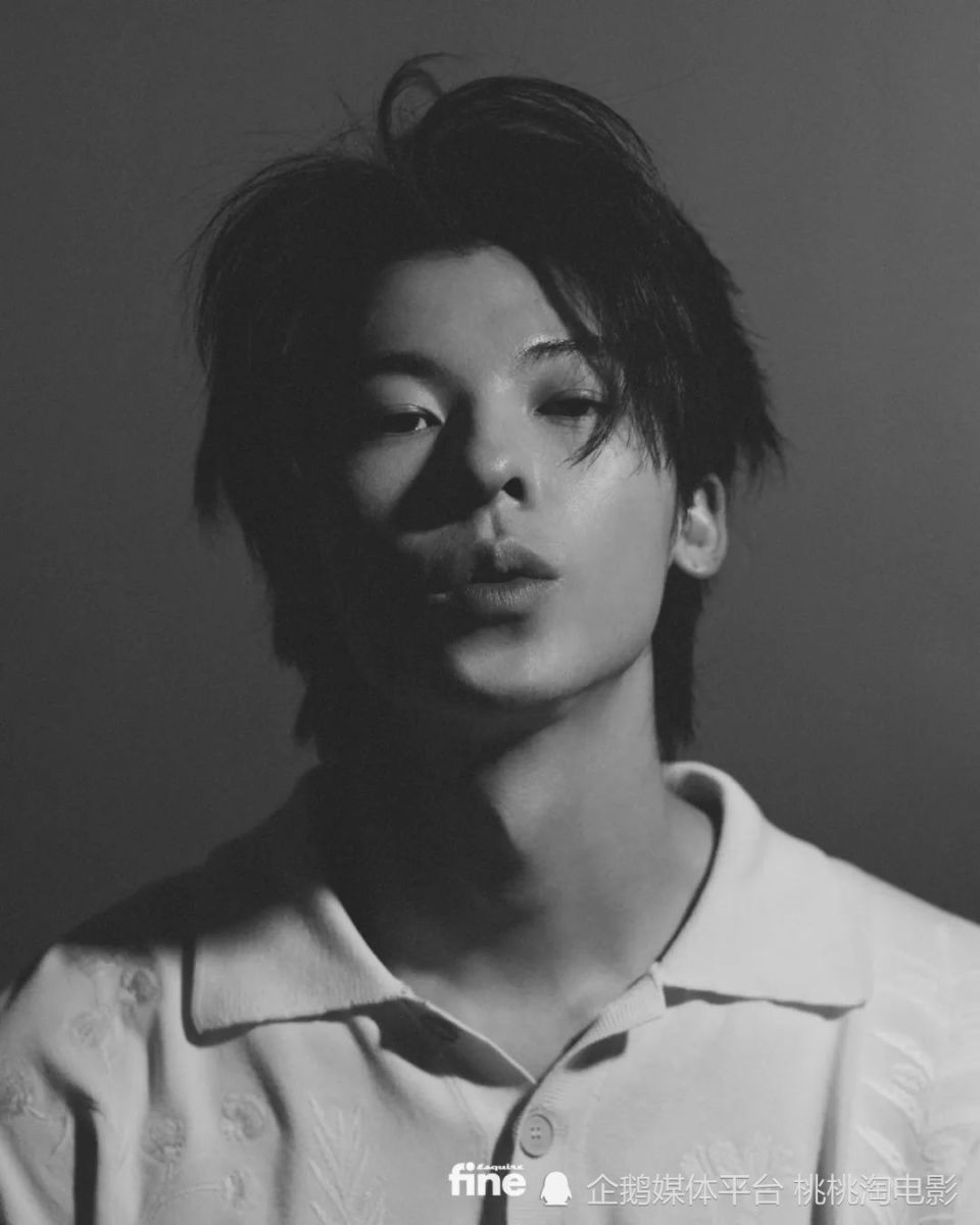 男星许光汉《时尚先生fine》开年大片,疏离感少年气质清新淡然