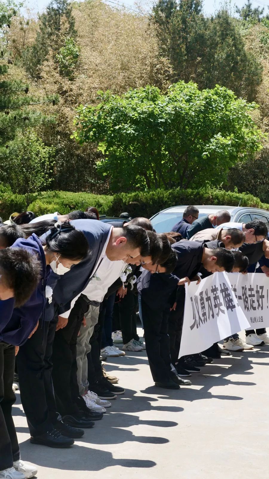 今天,青岛网友都在送他最后一程!英雄王龙,走好