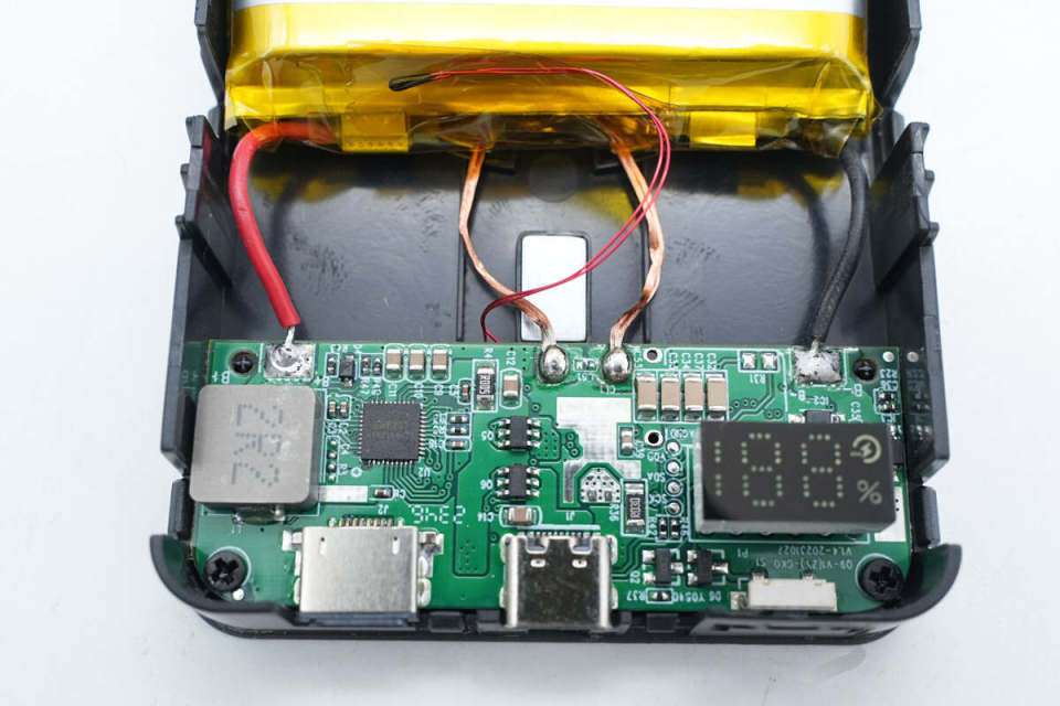 电池,无线充电线圈和热敏电阻通过导线焊接连接.