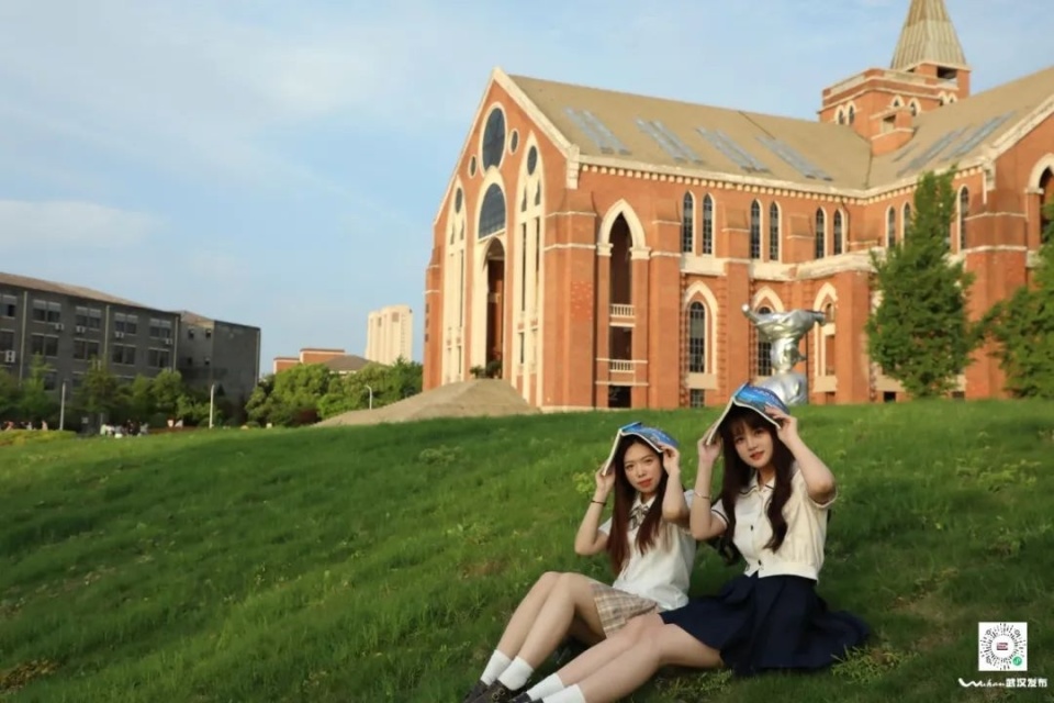 黄俊雯 摄于武汉设计工程学院▌鹅鹅鹅城市摄影队大学生小分队 吴梦瑶
