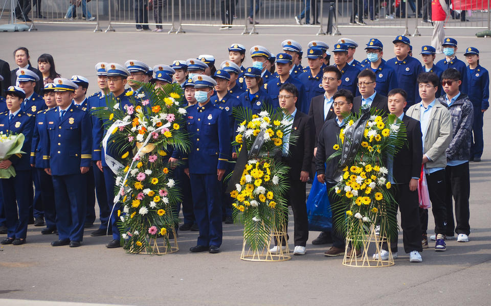 4月2日,英雄山济南革命烈士陵园,花如海人如潮.