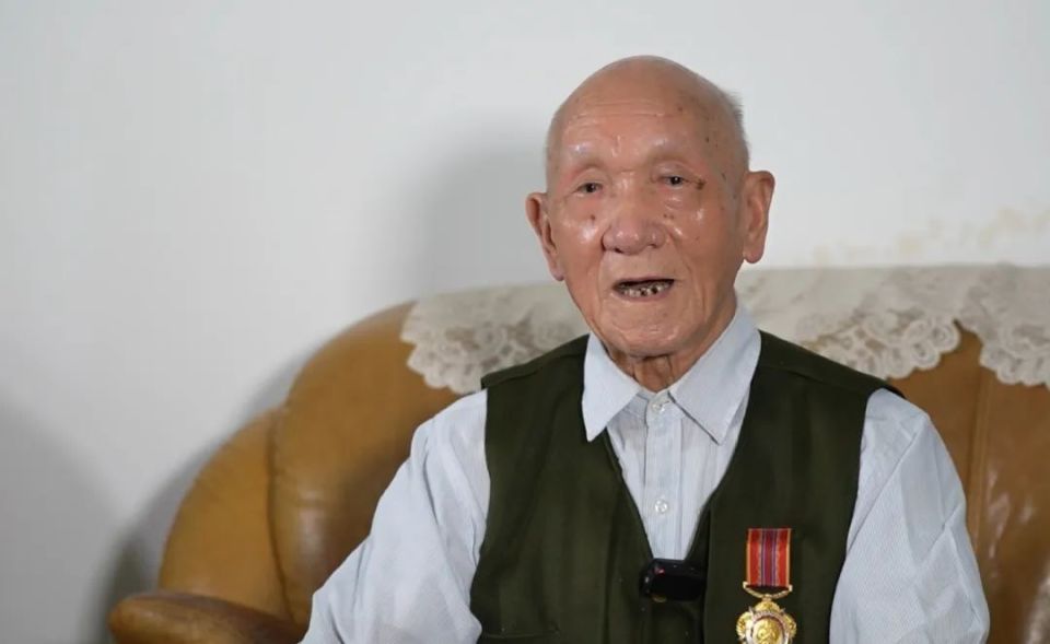 闵开凤:炮火声中,我教战友们读书,写文章|《留住抗美援朝老兵的声音》