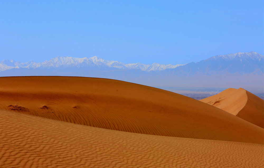甘肃张掖春日沙漠美如画卷