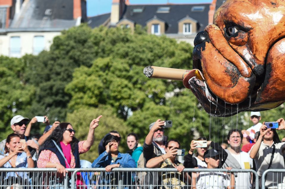 法国街头的巨型斗牛犬木偶_腾讯新闻