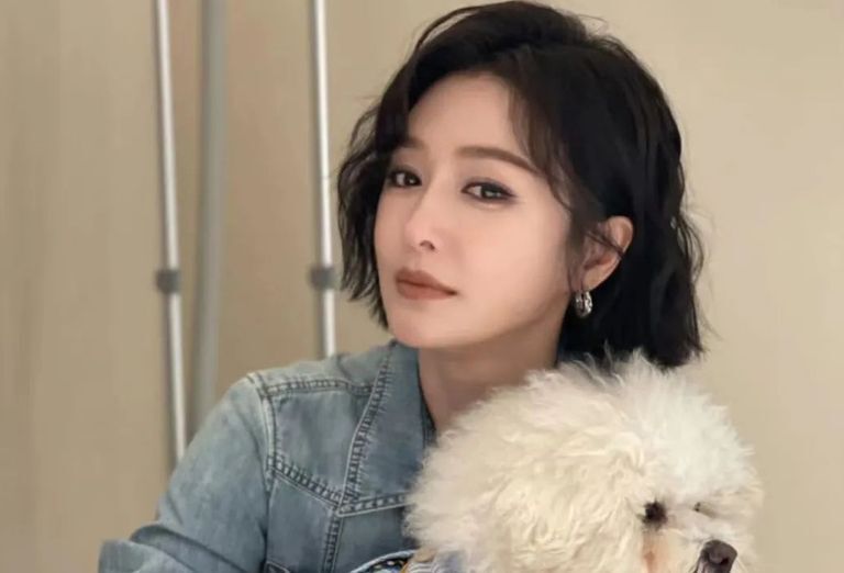 秦岚的一刀切卷发易翻车?普通人别轻易尝试!_腾讯新闻