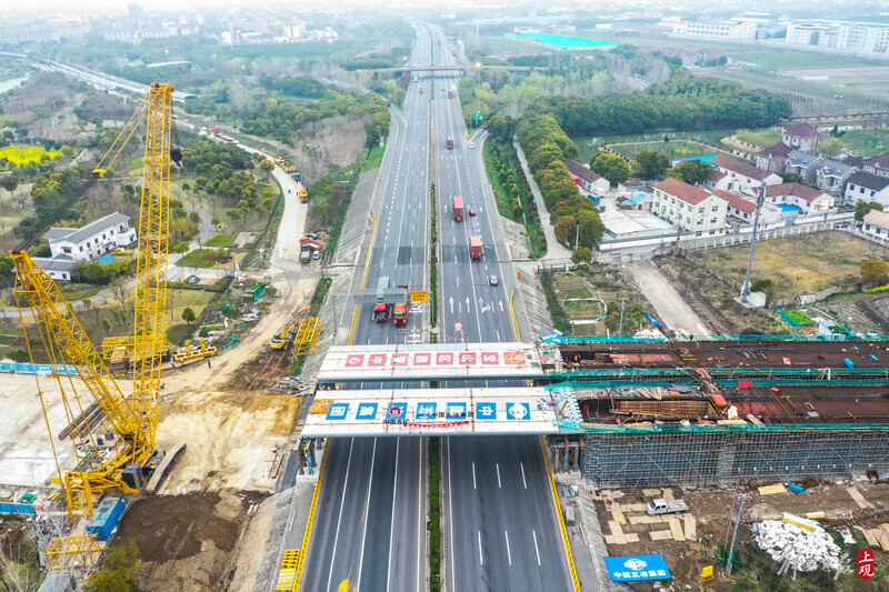 连接宝山罗店和顾村大居 陆翔路新建工程完成跨g1503高速钢结构吊装