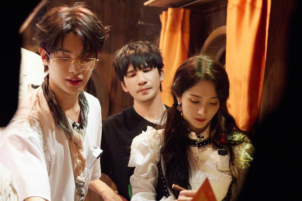 密逃5首个主题密室上线杨幂跳flower黄明昊狂讲土味情话