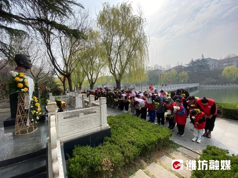 网络中国节·清明 | 又一年,他们来到沈星烈士雕像前_